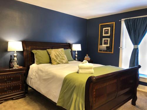 萨利达The Salida Inn and Hostel的一间卧室配有一张带蓝色墙壁的大床