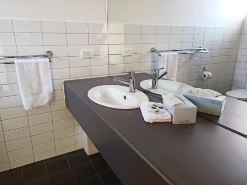 格伦韦弗利格伦酒店的浴室配有盥洗盆和浴缸。