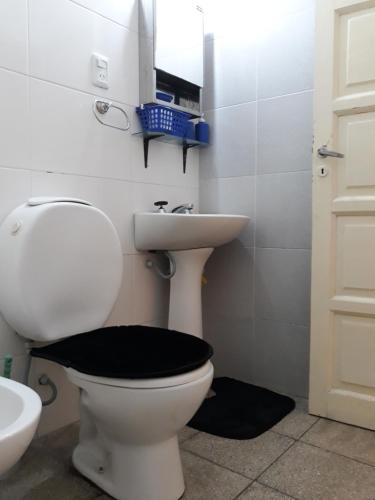 卡塔马卡Departamento Catamarca的一间带卫生间和水槽的浴室