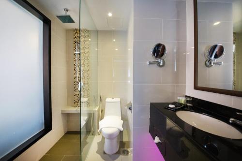 吉隆坡AnCasa Hotel Kuala Lumpur, Chinatown by AnCasa Hotels & Resorts的一间带卫生间、水槽和镜子的浴室