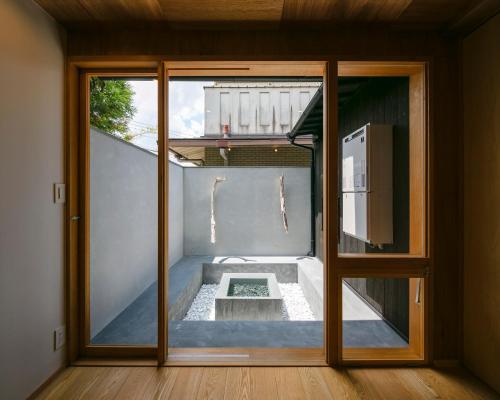 京都Machiya Hotel YANAGI的带露台的房间的玻璃门