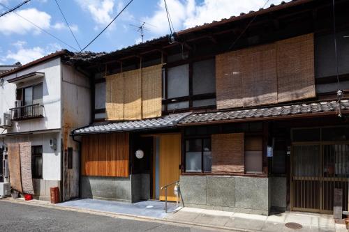 京都Machiya Hotel YANAGI的街道边的建筑物