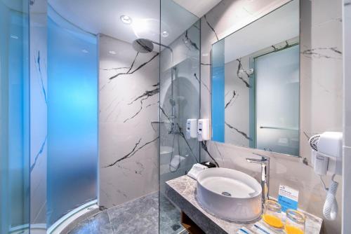 雅加达Holiday Inn Express Jakarta Matraman, an IHG Hotel的一间带水槽和镜子的浴室