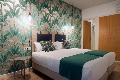 巴塞罗那MH Apartments Sant Pau的一间卧室配有一张带花卉壁纸的大床