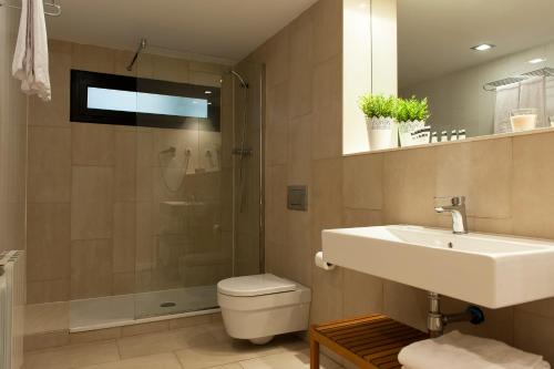 巴塞罗那MH Apartments Sant Pau的浴室配有卫生间、盥洗盆和淋浴。