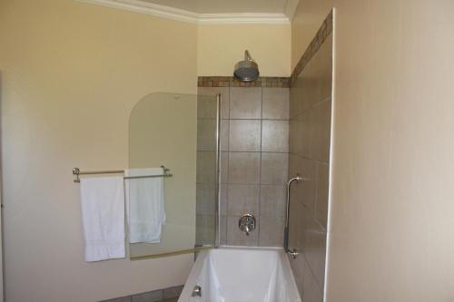 金伯利Kalahari Lodge Kimberley的带淋浴和浴缸的浴室