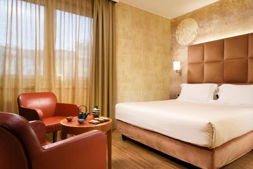 米兰恩特普莱斯设计精品酒店的配有一张床和一把椅子的酒店客房