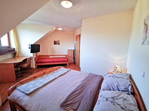 布莱德高山湖泊公寓的一间卧室配有一张大床和一张红色的沙发