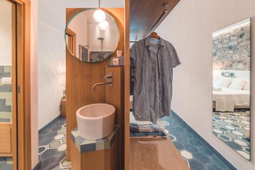 陶尔米纳Médousa Bistrot & Suites的一间带水槽和镜子的浴室