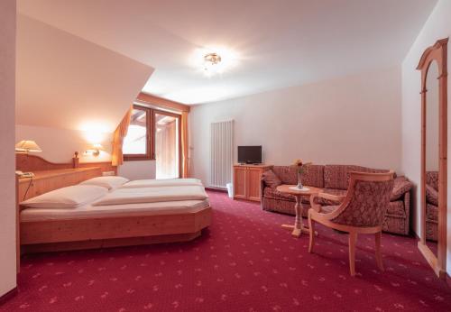 科拉尔博Berghotel zum Zirm的酒店客房,配有床和沙发