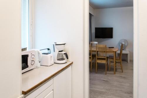 Apartamentos Joensuu - Kauppakatu 7的厨房或小厨房