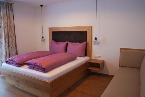 弗拉绍Die Atempause - appartements的一间卧室配有带粉红色枕头的床