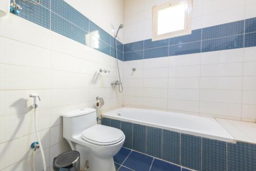 沙鲁拉高屋酒店的一间带卫生间和浴缸的浴室