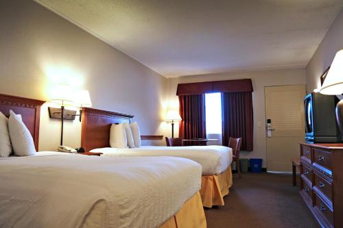 柏斯海滩亚特兰蒂斯旅馆的酒店客房设有两张床和一台平面电视。
