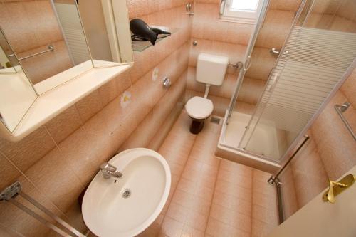 马卡尔斯卡Apartment Glavina with private pool的一间带水槽、卫生间和镜子的浴室