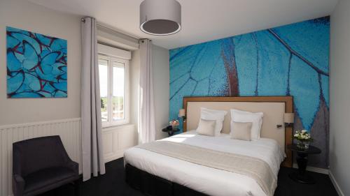 Panissièresle tisseur des saveurs的一间卧室设有一张床和蓝色的墙壁