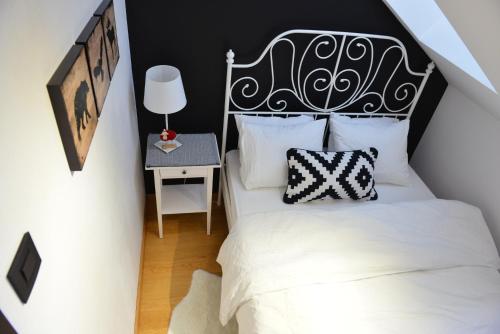 科帕奥尼克Višnja apartment的一间卧室配有一张带黑白床头板的床