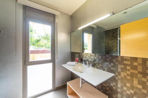 莱斯卡拉Villa Marianna的一间带水槽和镜子的浴室