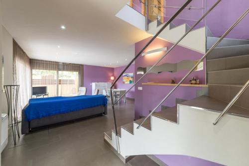 莱斯卡拉Villa Marianna的一间卧室配有蓝色的床和紫色的墙壁