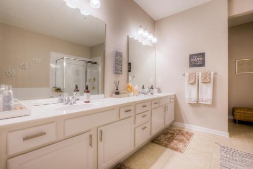 奥兰多Vista Cay Resort by Casiola的一间带两个盥洗盆和大镜子的浴室