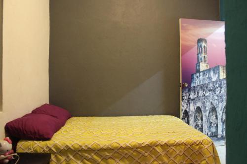 韦拉克鲁斯Casa en el centro de veracruz的一间卧室配有一张床,并画着塔楼的照片