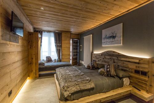 布勒伊-切尔维尼亚Alpine Rooms Guesthouse的一间卧室设有一张大床和木墙