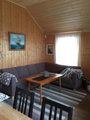 斯沃尔韦尔Svolværgeita Apartments的客厅配有沙发和桌子