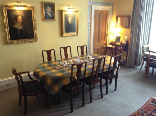 达尔基斯Rathan House - The Eskbank的一间带桌椅的用餐室