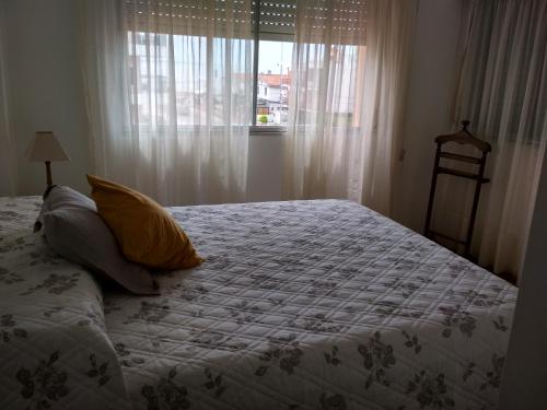 埃斯特角城Club del Mar的一间卧室设有一张大床和一个窗户。