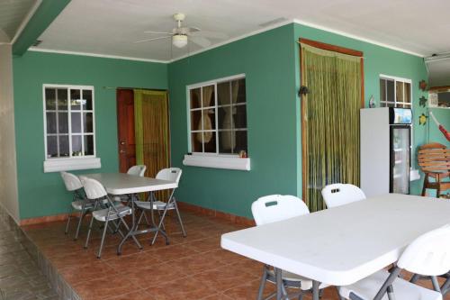 Boquerón小意大利住宿加早餐旅馆的用餐室配有白色的桌子和白色的椅子