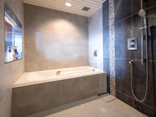 成田MYSTAYS 成田精品酒店的一间带浴缸和淋浴的浴室