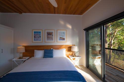 Adventure BayAdventure Bay Beach House的一间卧室设有一张床和一个大窗户