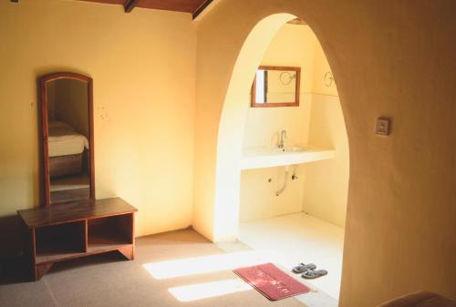 BhurkīāNature Safari Resort的一间带水槽和镜子的浴室