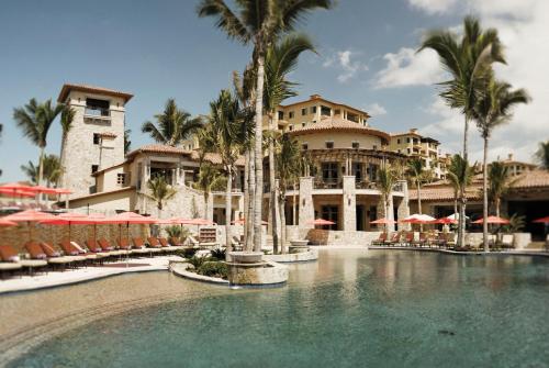 卡波圣卢卡斯庄园海滩俱乐部及公寓的一个带游泳池和棕榈树的度假村