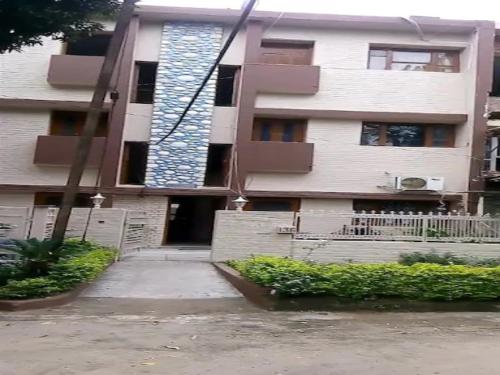 钱德加尔Best Homestay,Centrally located,Chandigarh,160018的公寓大楼的一侧设有日光浴室