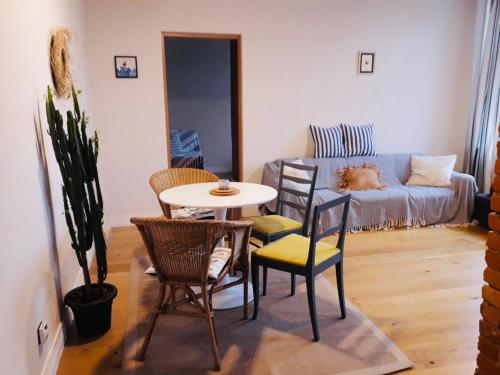 库雷萨雷Stylish apartment with sauna的客厅配有桌椅和沙发