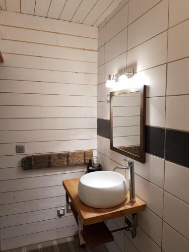 乌尔坦Au Bois Flotté的浴室设有白色水槽和镜子
