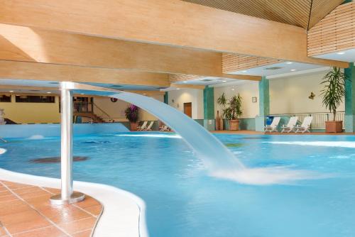 巴特基辛根索奈胡格酒店的一座带水滑梯的游泳池