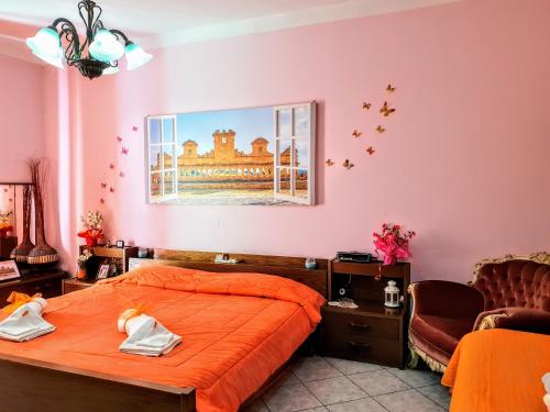 Leonforte24 Cannoli的一间卧室配有橙色的床和椅子