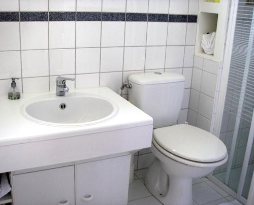 米德利B&B Waterland的白色的浴室设有卫生间和水槽。