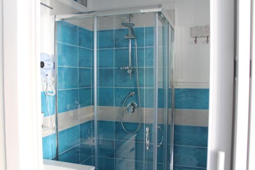 卡拉古诺内B&B AcquaDolce的浴室设有蓝色瓷砖淋浴。