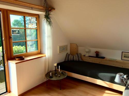 弗雷门Ferienwohnung Wremer Straße的一间卧室设有一张床、一个窗口和一张桌子