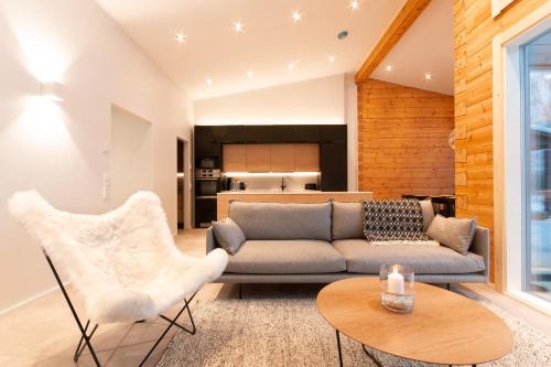 罗瓦涅米Riverside luxury suites的客厅配有沙发和桌子