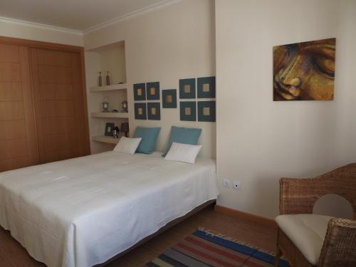 奥良安特雷库伯斯宾馆的卧室配有白色的床和椅子