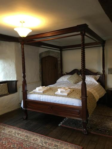 兰特威特梅杰Great House Guest House的卧室配有带白色床单的天蓬床