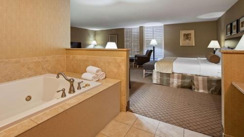 约克贝斯特韦斯特约克酒店和会议中心的带浴缸和床的酒店客房