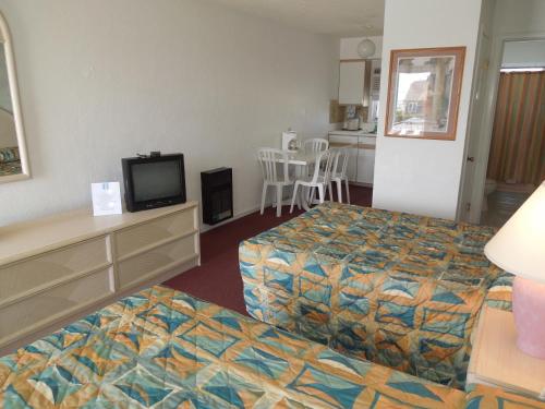 五月岬郡码头汽车旅馆的酒店客房设有两张床和电视。