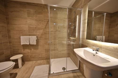 圣保罗湾城休闲旅馆酒店 的带淋浴、盥洗盆和卫生间的浴室