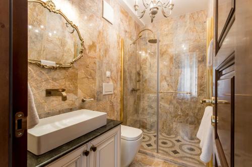 斯普利特Villa Nepos Hotel的浴室配有卫生间、盥洗盆和淋浴。