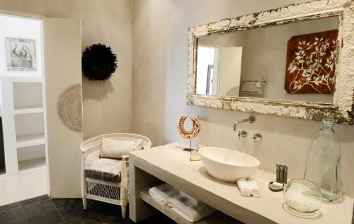 卢萨卡纬度15度酒店的一间带水槽和镜子的浴室